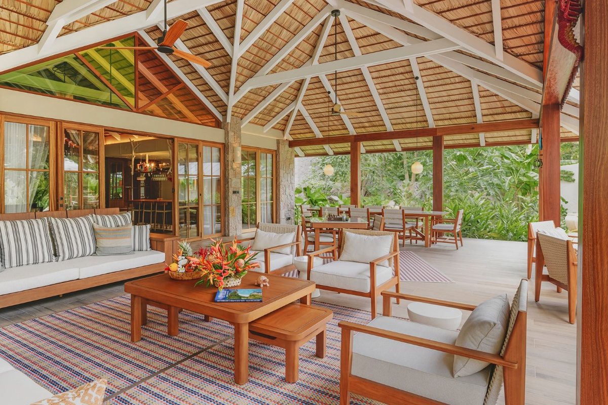 Veranda lounge and dining table at La Réserve Seychelles
